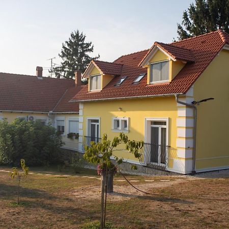 Kondics Apartmanhaz ชาร์วาร์ ภายนอก รูปภาพ