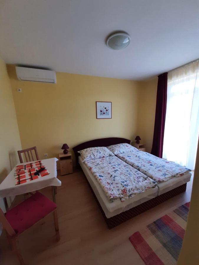 Kondics Apartmanhaz ชาร์วาร์ ภายนอก รูปภาพ