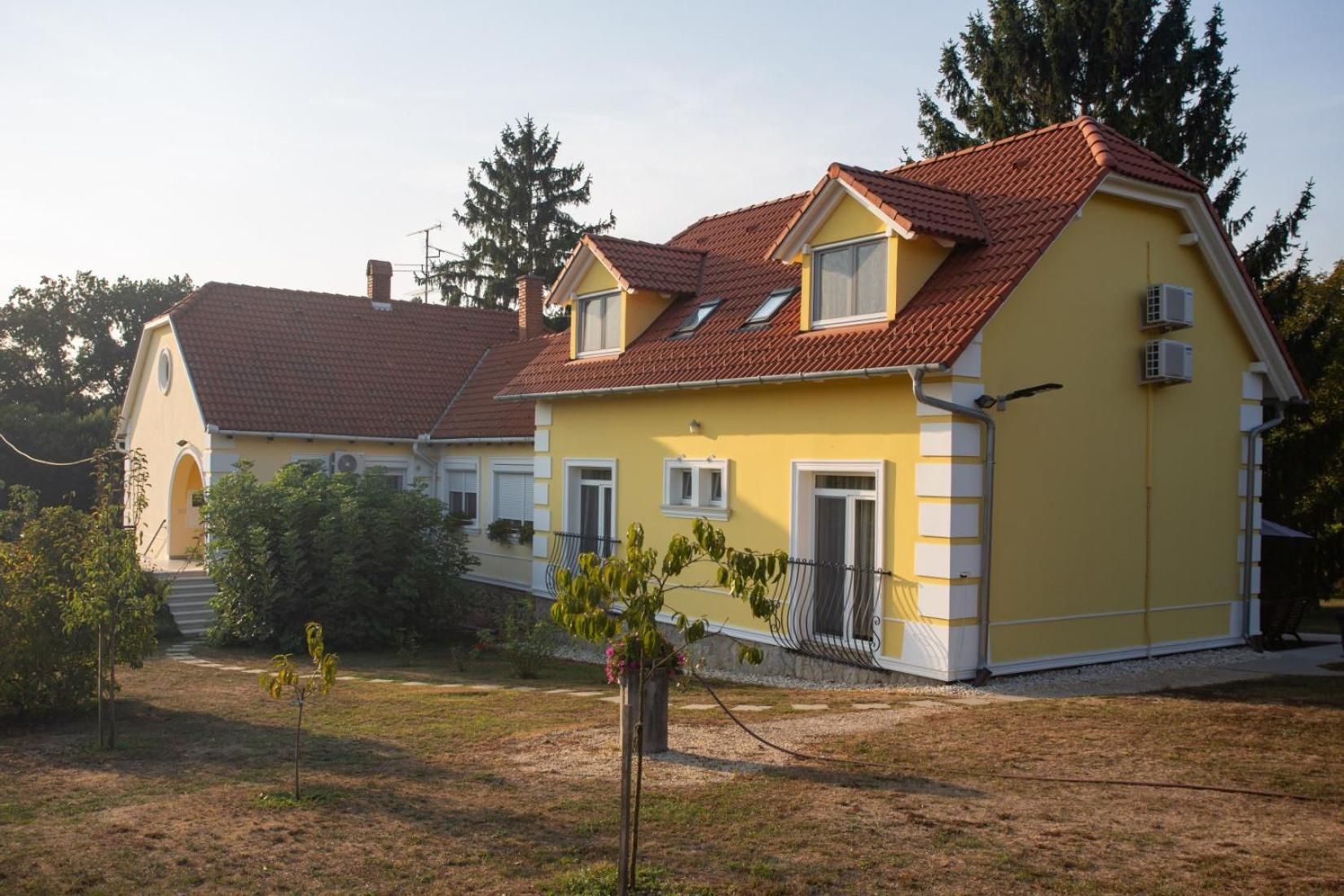 Kondics Apartmanhaz ชาร์วาร์ ภายนอก รูปภาพ