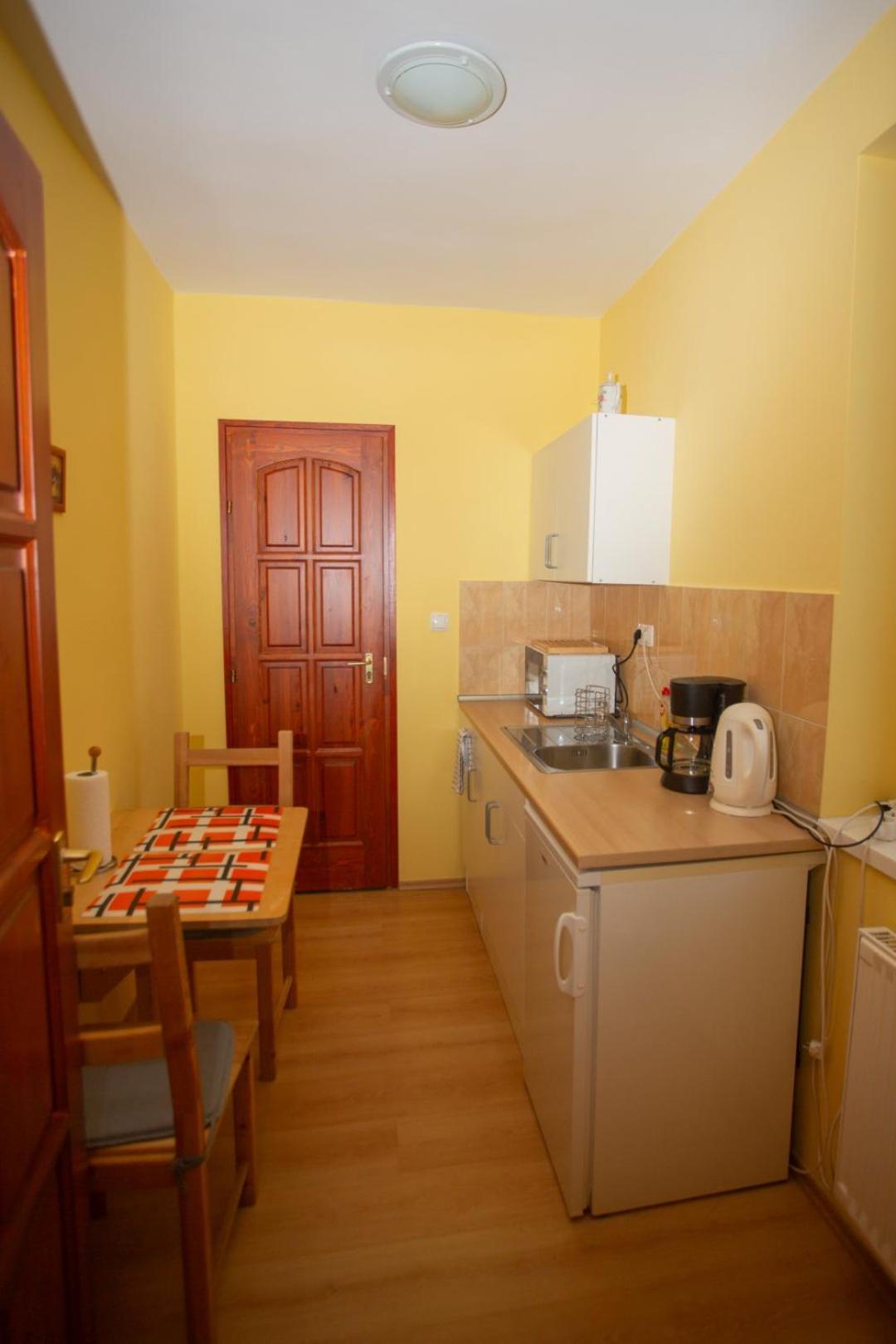 Kondics Apartmanhaz ชาร์วาร์ ภายนอก รูปภาพ