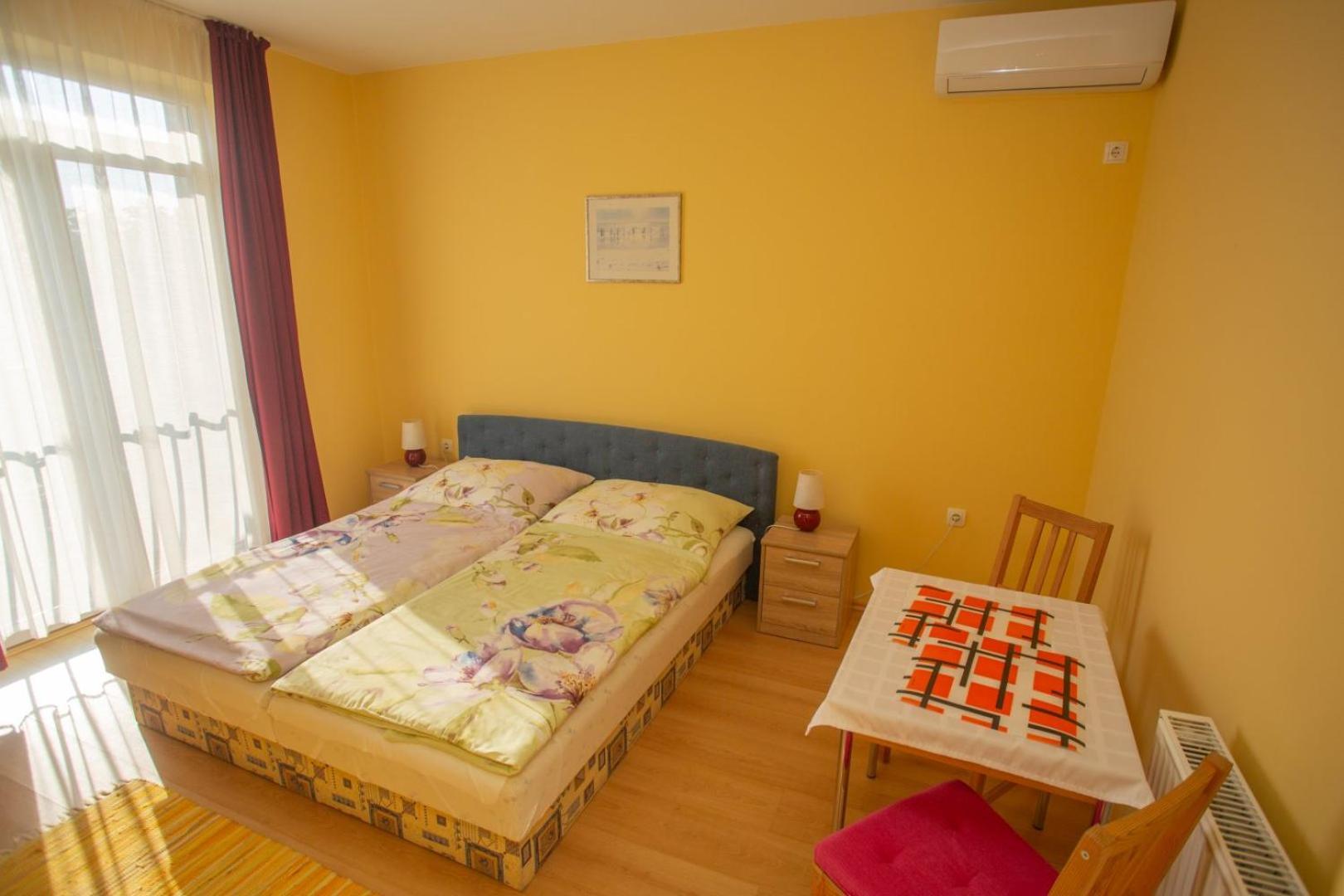 Kondics Apartmanhaz ชาร์วาร์ ภายนอก รูปภาพ