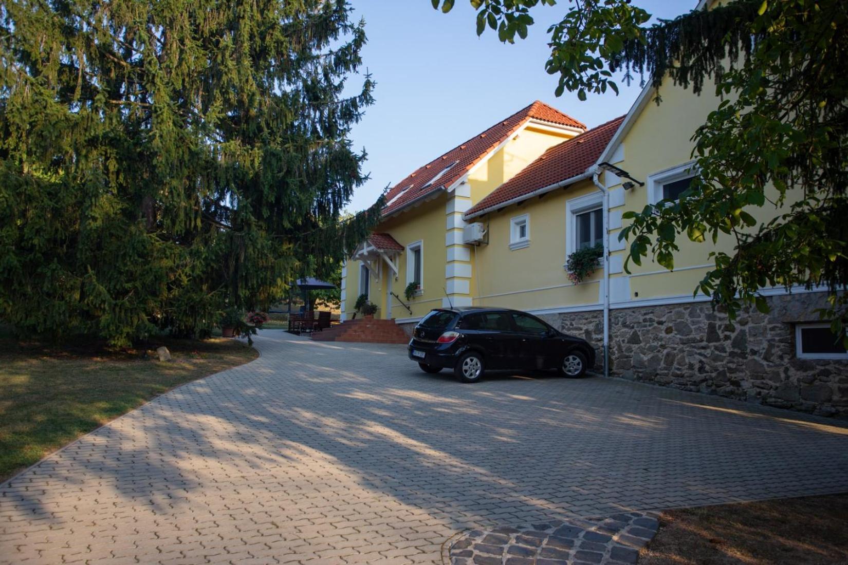 Kondics Apartmanhaz ชาร์วาร์ ภายนอก รูปภาพ