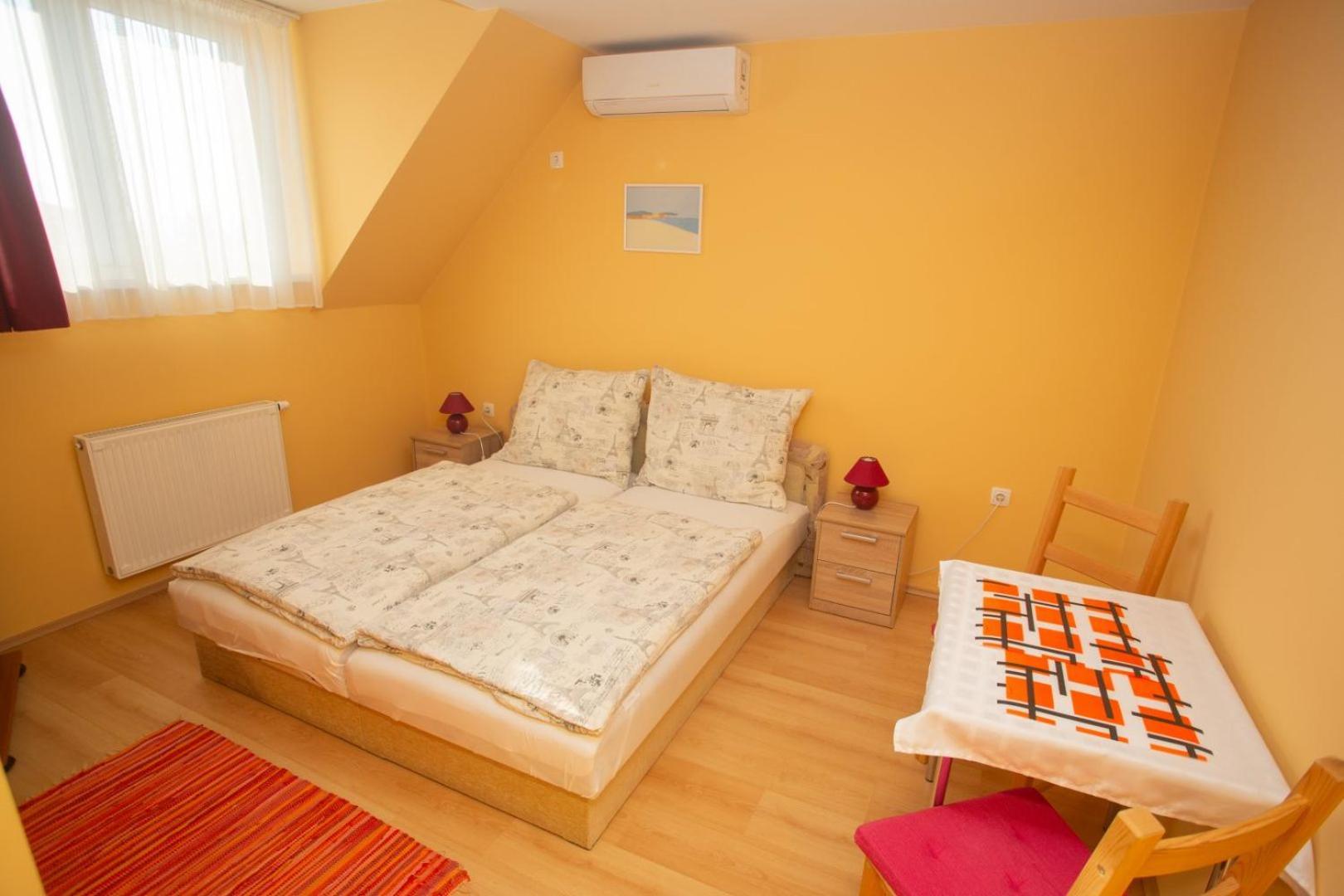 Kondics Apartmanhaz ชาร์วาร์ ภายนอก รูปภาพ
