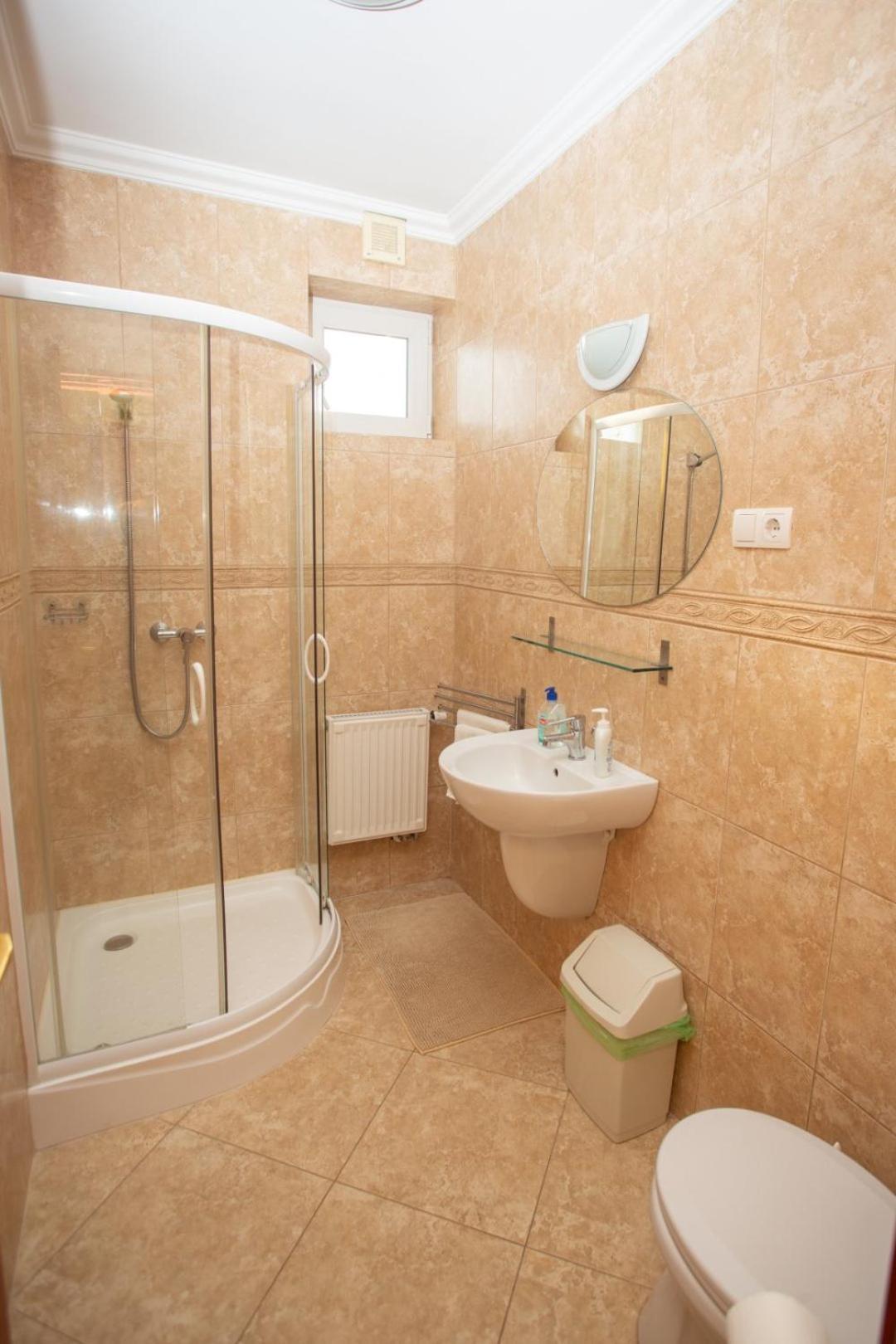 Kondics Apartmanhaz ชาร์วาร์ ภายนอก รูปภาพ