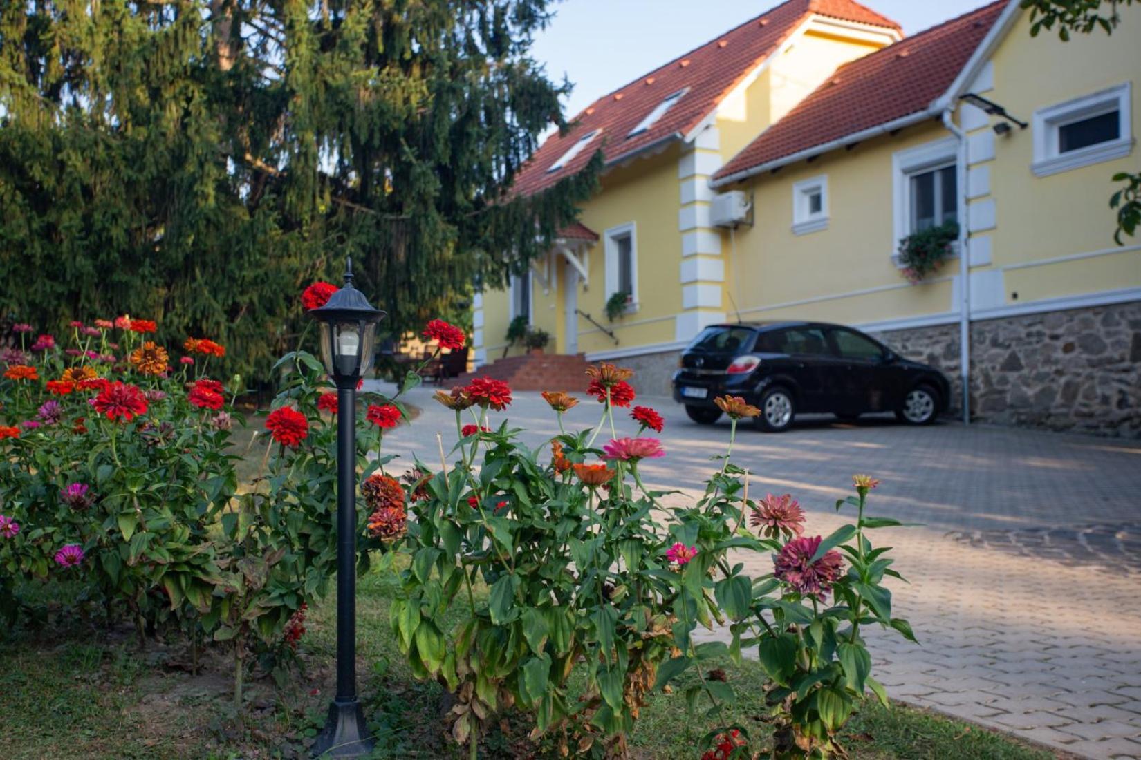 Kondics Apartmanhaz ชาร์วาร์ ภายนอก รูปภาพ