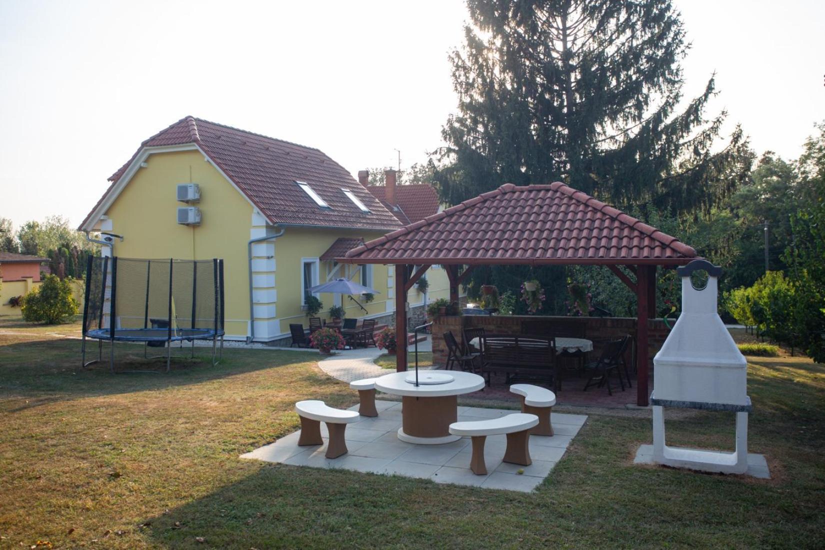 Kondics Apartmanhaz ชาร์วาร์ ภายนอก รูปภาพ