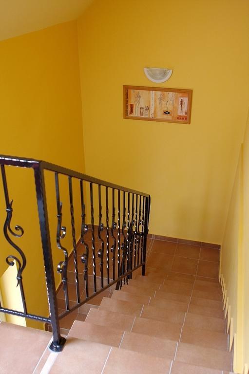 Kondics Apartmanhaz ชาร์วาร์ ภายนอก รูปภาพ