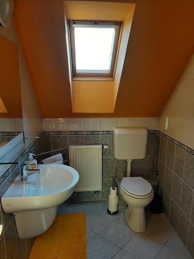 Kondics Apartmanhaz ชาร์วาร์ ภายนอก รูปภาพ