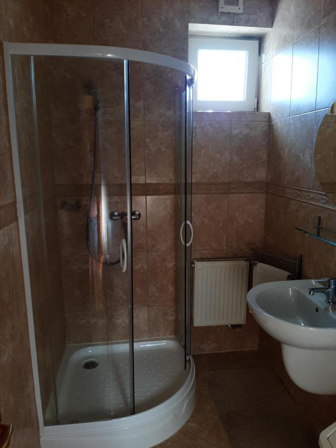 Kondics Apartmanhaz ชาร์วาร์ ภายนอก รูปภาพ