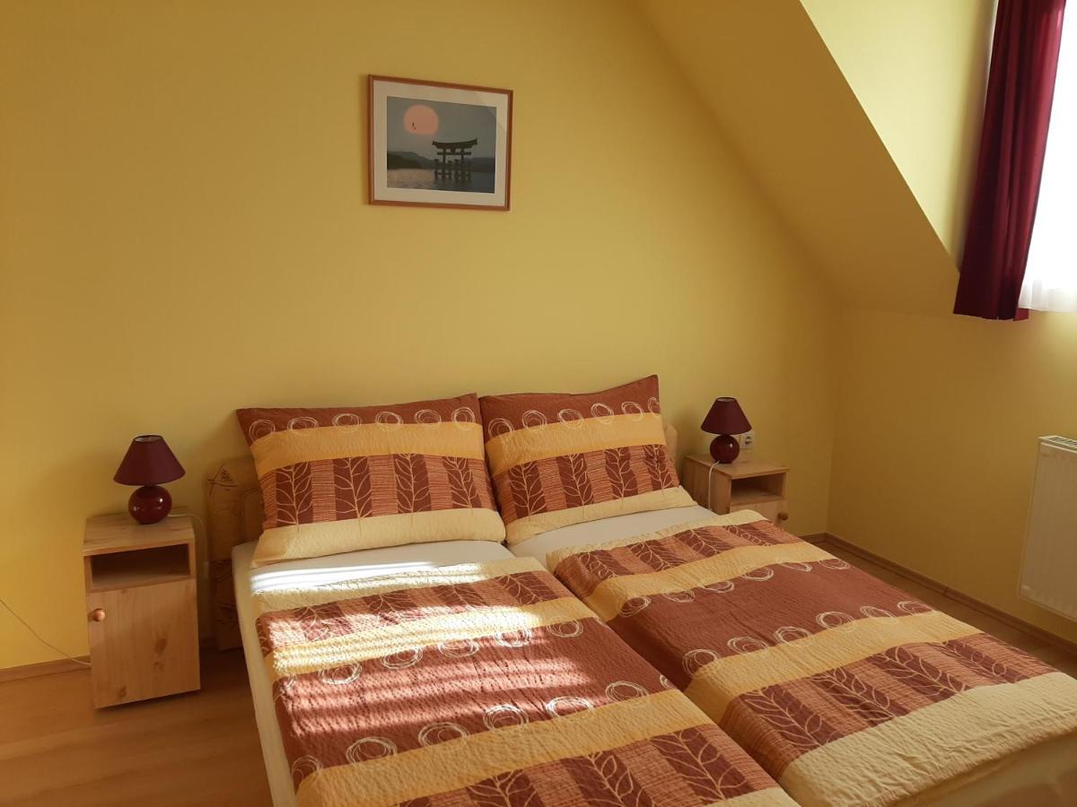 Kondics Apartmanhaz ชาร์วาร์ ภายนอก รูปภาพ