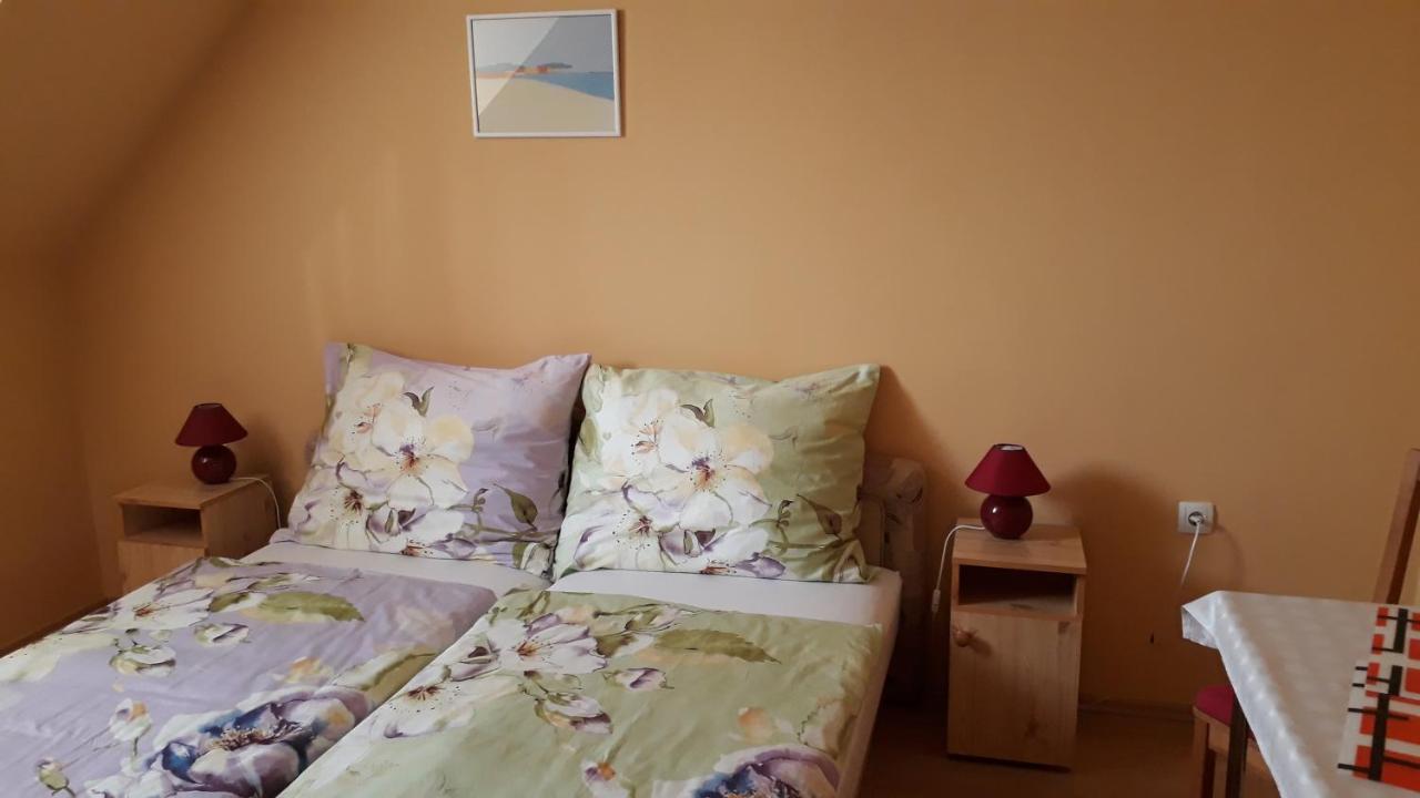 Kondics Apartmanhaz ชาร์วาร์ ภายนอก รูปภาพ